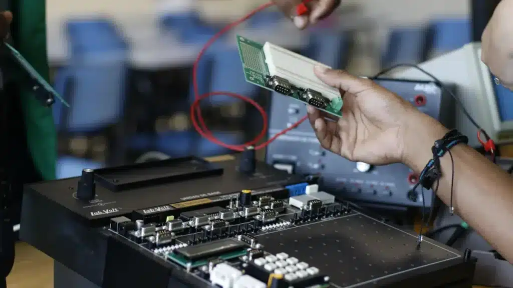 Smart Factory-Elektronikmontage im Vergleich zu traditionellen Prozessen